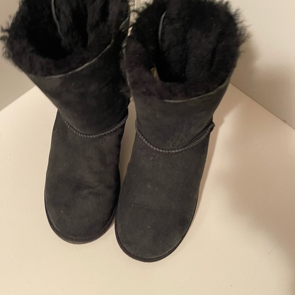 Uggs beautiful booties with bows in the back - Picture 2 of 10